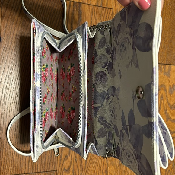 Purple and white floral print Betsey Johnson crossbody - Picture 3 of 3